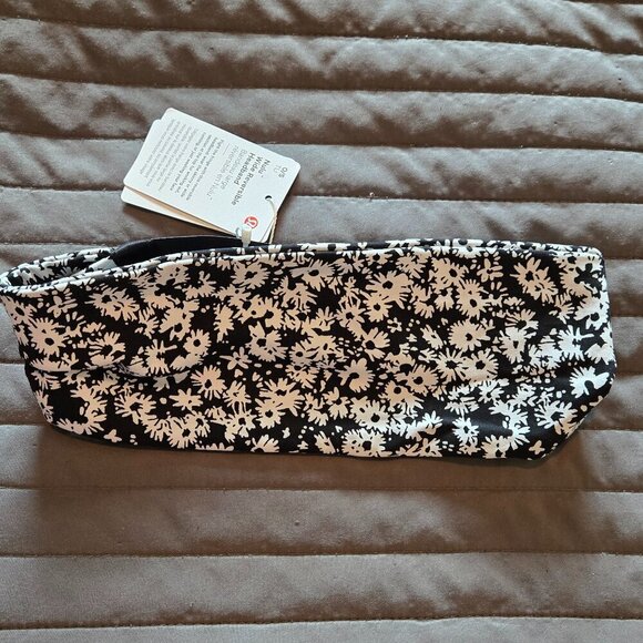 NWT Lululemon Nulu™ Wide Reversible Headband - Black/White Floral - Picture 1 of 3